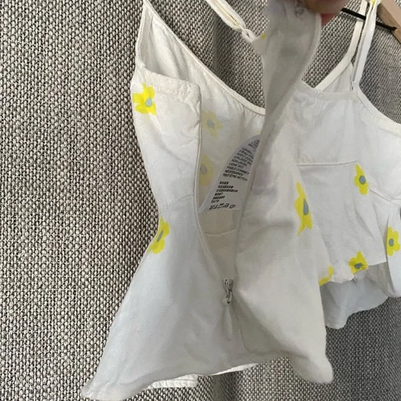 Urban Outfitters Daisy Ruffle Crop Top - Picture 3 of 5